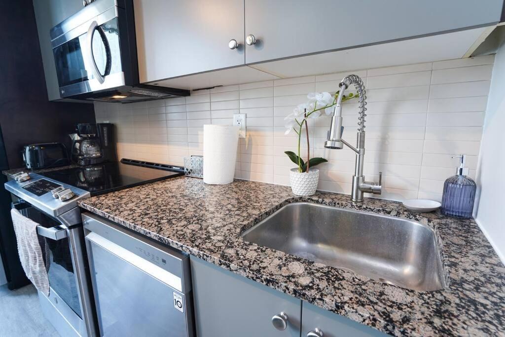1504 Brand New Best Location 1Br Den With Amazing View Toronto Exterior foto